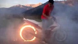 Смотреть Воспламенил колесо у мотоцикла