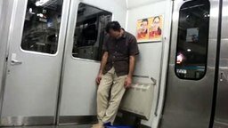 Смотреть Измотанный пассажир метро