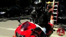 Смотреть Мотоциклист без головы