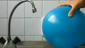 Наэлектризованный шарик и струя воды
