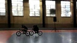 Смотреть Потрясающий трюк на BMX