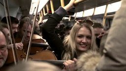 Смотреть Музыкальный флешмоб в метро