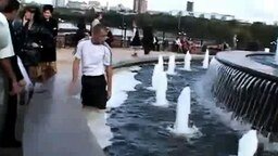 Смотреть Крещение молодожёнов в фонтане