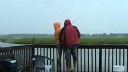 Смотреть Внезапно на рыбалке
