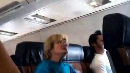 Безумная бабуля в самолёте смотреть видео прикол - 3:20