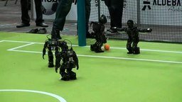 Смотреть Роботы играют в футбол