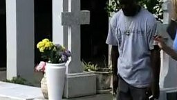 Смотреть Уборщик на кладбище