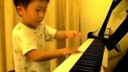 Смотреть Маленький увлечённый пианист
