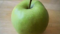 Смотреть Ломаем яблоко напополам