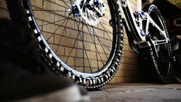 Смотреть Велосипед с металлическими шинами