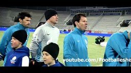 Смотреть Футболист слушает гимн России