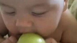 Ребёнок и яблоко