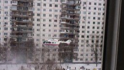 Вертолёт МЧС взлетает с дворовой спортплощадки