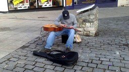 Смотреть Талантливый музыкант на улице