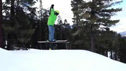 Смотреть Забавный прыжок на лыжах