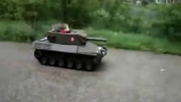Малыш за рулём танка