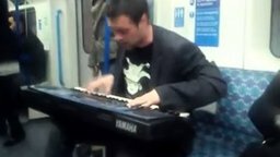 Смотреть Битбоксер с синтезатором в метро