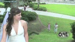 Смотреть Как девушки ловят букет на свадьбе
