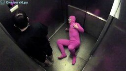 Смотреть Розовый человек-червяк в лифте