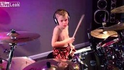 Способный 6-летний барабанщик