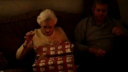 Смотреть Реакция бабушки на неожиданный подарок