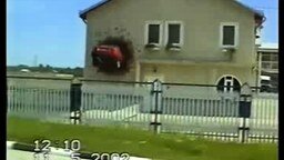 Смотреть Машина влетела в стену дома