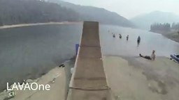Смотреть Самый длинный прыжок в озеро