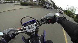 Смотреть Мотоциклист помог инвалиду