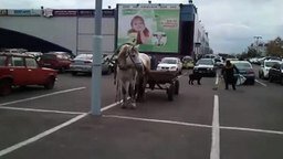 Смотреть Необычный транспорт на парковке