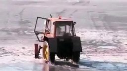 Смотреть Трактор провалился под лёд