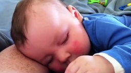 Смотреть Малыш спит и угарает