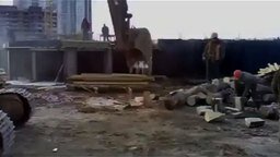 Как строители колют дрова