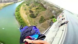 Смотреть Меткий прыжок с парашютом с моста