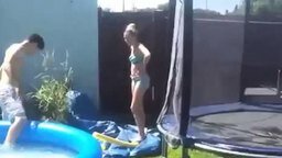 Смотреть Неудавшийся прыжок в бассейн