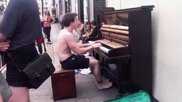 Уличный пианист в шортах
