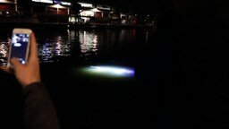 Светящаяся загадка в воде