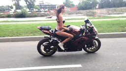 Смотреть Трюкачка на мотоцикле