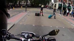 Смотреть Мотоциклист подгоняет пешеходов