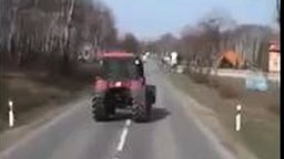 Пьяный чудик на тракторе