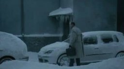 Смотреть Очистил от снега машину!