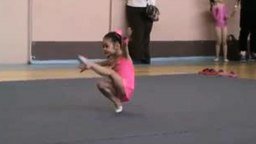 Смотреть Маленькая гимнастка