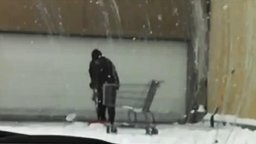 Смотреть Американец чистит снег