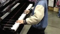 Смотреть Маленький способный пианист