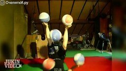 Смотреть Ловкая жонглёрша с мячами