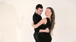 Смотреть Как танцуют пары в клубе