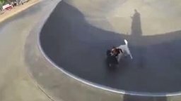 Собака-трюкачка на скейте
