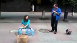 Смотреть Уличная импровизация на дудуке и пластиковых бутылках