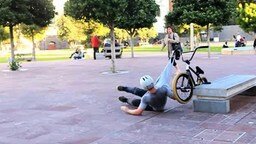 Смотреть Виртуозно упал с велосипеда