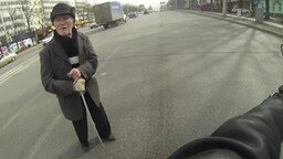 Смотреть Мотоциклист помог старику