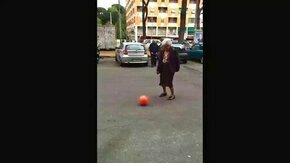 Пожилая женщина и мяч